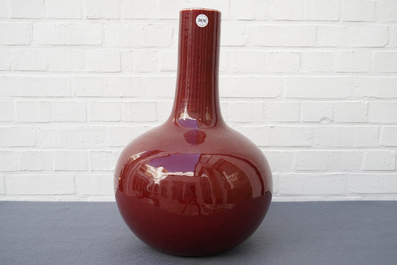 Trois vases de forme bouteille en porcelaine de Chine sang de boeuf monochrome, 20&egrave;me